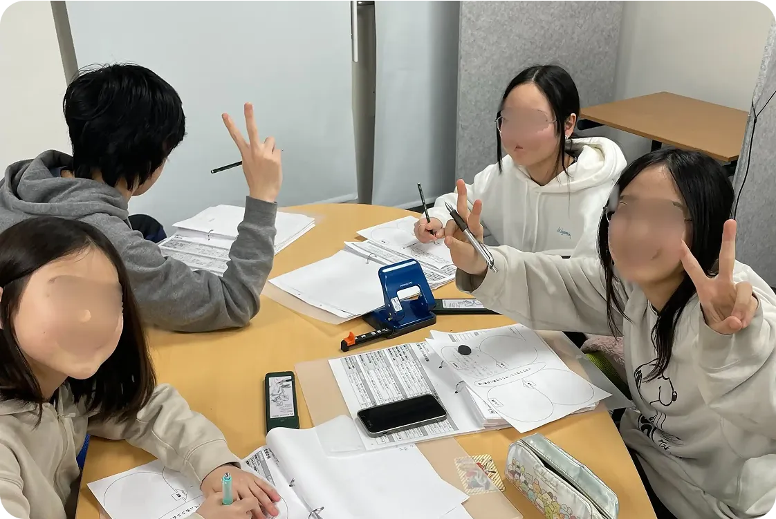 ディベートをしている子どもたち | ディベートクラス | Sakura 国語のワークショップ