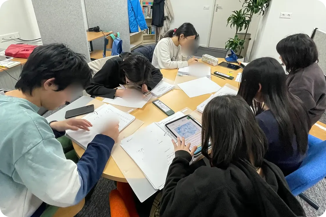 ディベートの準備で日本語を書いている子どもたち | ディベートクラス | Sakura 国語のワークショップ